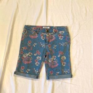 Jean shorts with flowers